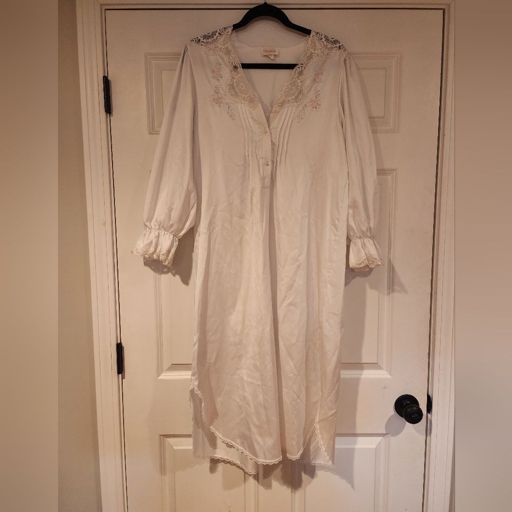 Vintage Barbizon white lace trim nightgown M
